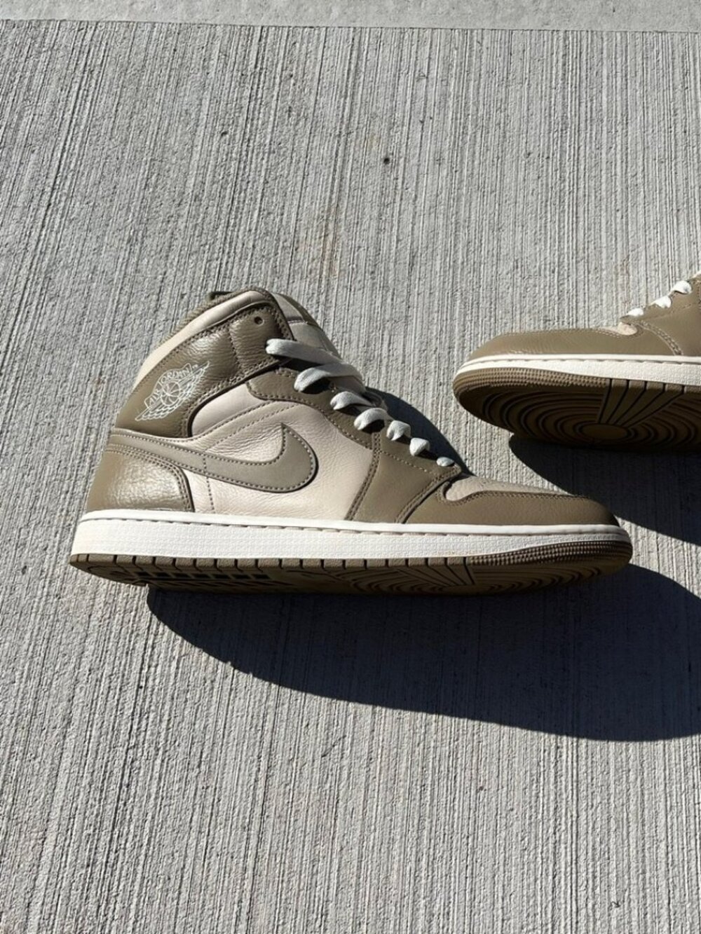 Jordan 1 mid Legend light brown %100 authentic - Picture 15 of 16
